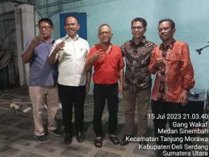 Kombes Pol ( P ) Dr. MARULI SIAHAAN SH. MH foto bersama Ketua Toga Gultom Kota Medan dan beberapa Ketua Sektor