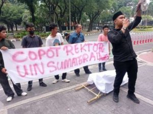 Kemenag RI Dihadiahi Keranda Mayat Karena Tak Berani Copot Rektor UINSU Prof Nurhayati