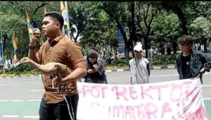 Kemenag RI Dikasih Bebek Oleh Pendemo Agar Punya Nyali Copot Rektor UINSU Prof Nurhayati