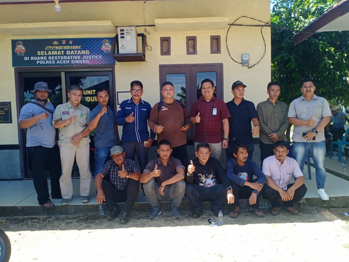 Foto: Teradu (kiri) didampingi Kuasa Hukum Yahya S.H (tengah) dan Ketua Lembaga (kiri) dan Ketua Lembaga Missi Reclasseering Republik Indonesia (LMR-RI) Yakarim Munir (kanan) melakukan wawancara usai menjalani pemeriksaan permintaan klarifikasi atas aduan pimpinan PT. Socfindo lae butar.