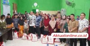 Pj. Bupati Langkat Serahkan Langsung 122 Paket Sembako Bantuan Presiden