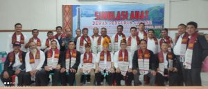 DR (HC) Drs. P. Sihotang,SE,MSi Serahkan Sertifikat Pada Peserta Simulasi Adat Calon Parsinabul