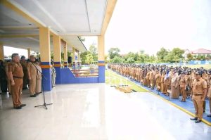Apel Gabungan Perdana ASN, Sekdakab Tapteng Ajak ASN Tingkatkan Kinerja di Tahun 2025