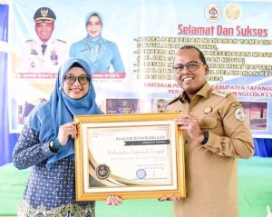 Cover 97,43% Masyarakat Tapteng Sebagai Peserta BPJS, Pemkab Tapteng Kembali Terima Penghargaan UHC