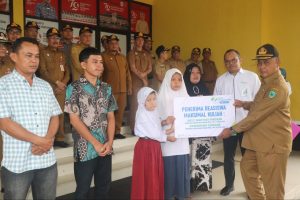 Pj.Sekda Paluta Di Dampingi Kacab BPJS Ketenangakerjaan Padang Sidempuan Serahkan Santunan Jaminan Kecelakaan Kepada Keluarga Korban Almarhum Riswan Marwedi Siregar