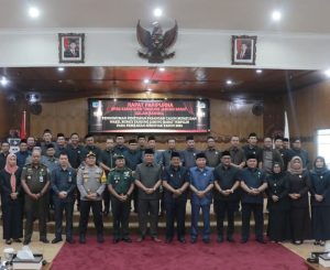 Bupati Tanjabbar Hadiri Rapat Paripurna DPRD Penetapan Pasangan Calon Bupati dan Wakil Bupati Terpilih pada Pemilihan Serentak Tahun 2024