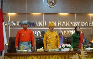 Saat Paripurna Hari Jadi Kabupaten Langkat ke-275,Ketua DPRD Langkat Pakai Baju Kebaya