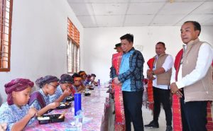 Dukung Program Makanan Bergizi Gratis, Bupati Samosir Bersama DPC Gerindra Berikan Makanan Kepada Pelajar SMP N 1 Pangururan