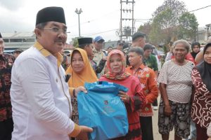 Bupati Anwar Sadat Berikan Bantuan kepada Korban Kebakaran di kelurahan Tungkal Harapan
