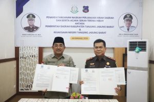 Bupati Tanjabbar Serahkan Hibah Gedung Kantor Kejari di Desa Pembengis