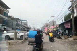 Lubang di Jalan Sunggal Buat Perjalanan Tambah Estetik