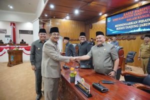 Bupati Tanjab Barat Sampaikan Visi Pembangunan 2025-2030 di Rapat Paripurna DPRD