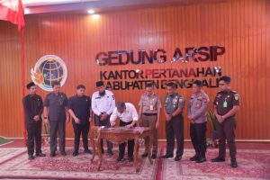 Teken Pencanangan Eksternal Pembangunan Zona Integritas, Kasmarni Berharap Penerapan Tata Kelola Pertanahan yang Bersih dan Transparan