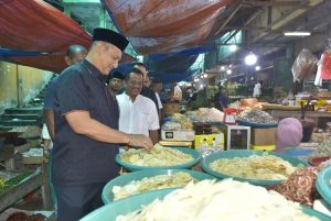 Memastikan Harga Bahan Pokok Stabil, Bupati dan Wakil Bupati Turun ke Pajak Kualasimpang
