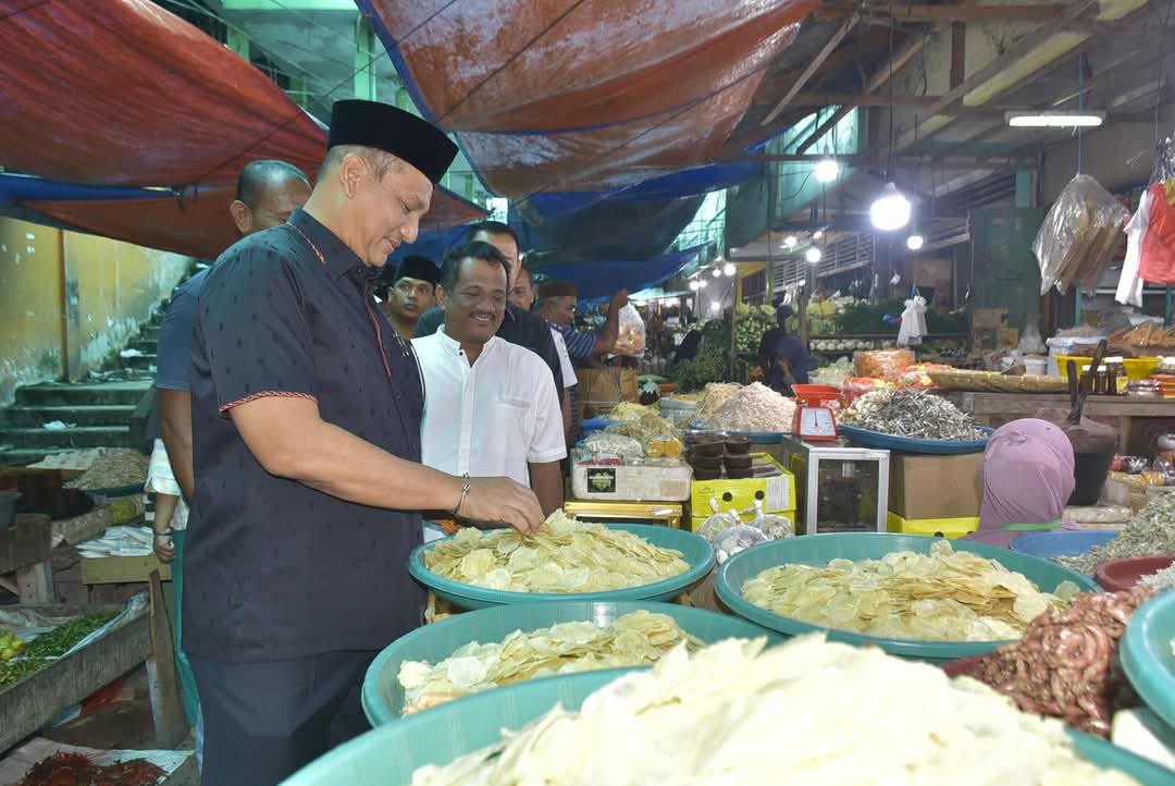 Memastikan Harga Bahan Pokok Stabil, Bupati dan Wakil Bupati Turun ke Pajak Kualasimpang
