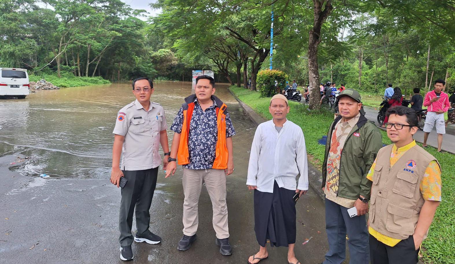 BPBD Kabupaten Bekasi Bergerak Cepat Kerahkan Personel Dan Memberikan Bantuan Logistik, Atas Instruksi Dan Arahan Bupati Bekasi