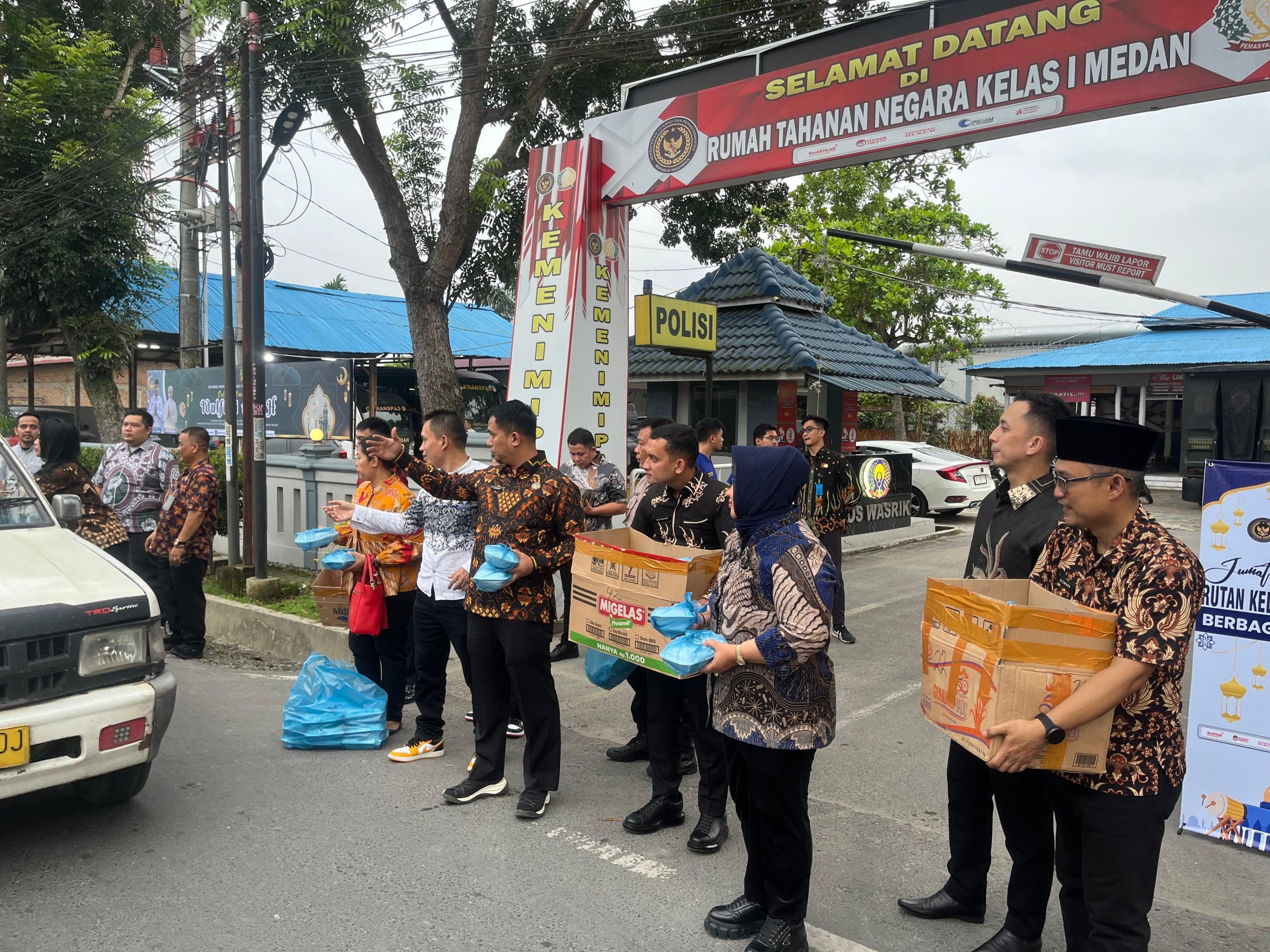 Berkah Di Jumat Terakhir Ramadhan, Rutan Kelas I Medan Bersama Dirwatkeshab Bagikan Takjil Kepada Masyarakat