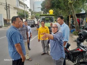 Dengarkan Keresahan Warga, Modesta Marpaung Fasilitasi Pemangkasan Pohon di Jl Gaharu