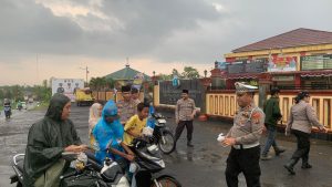 Polsek Patumbak Bagikan 250 Takjil Buka Puasa Sembari Sampaikan Pesan Kamtibmas