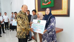 Bupati Langkat Serahkan Bantuan Rp 120 Juta untuk Korban Kebakaran di Bahorok