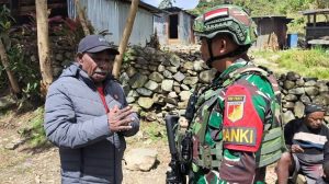 Satgas TNI Berbagi Berkat, Komsos serta Maksimalkan Pelayanan Kesehatan kepada Masyarakat Puncak Jaya