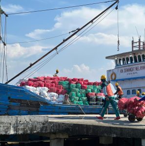 Tingkatkan Daya Saing Produk Lokal, GM Pelindo Reg.1 TBA Melepas Ekspor Perdana Komoditi Kelapa ake Thailand
