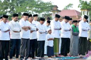 Gubsu Bobby Nasution dan Wagubsu Surya Sholat Iduladha 1446 Hijriah Bersama Ribuan Masyarakat Deliserdang
