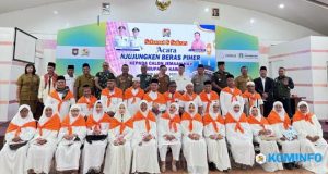 Wabup Karo Njujungken Beras Piher kepada Calon Jemaah Haji Tahun 1446 H/2025 M