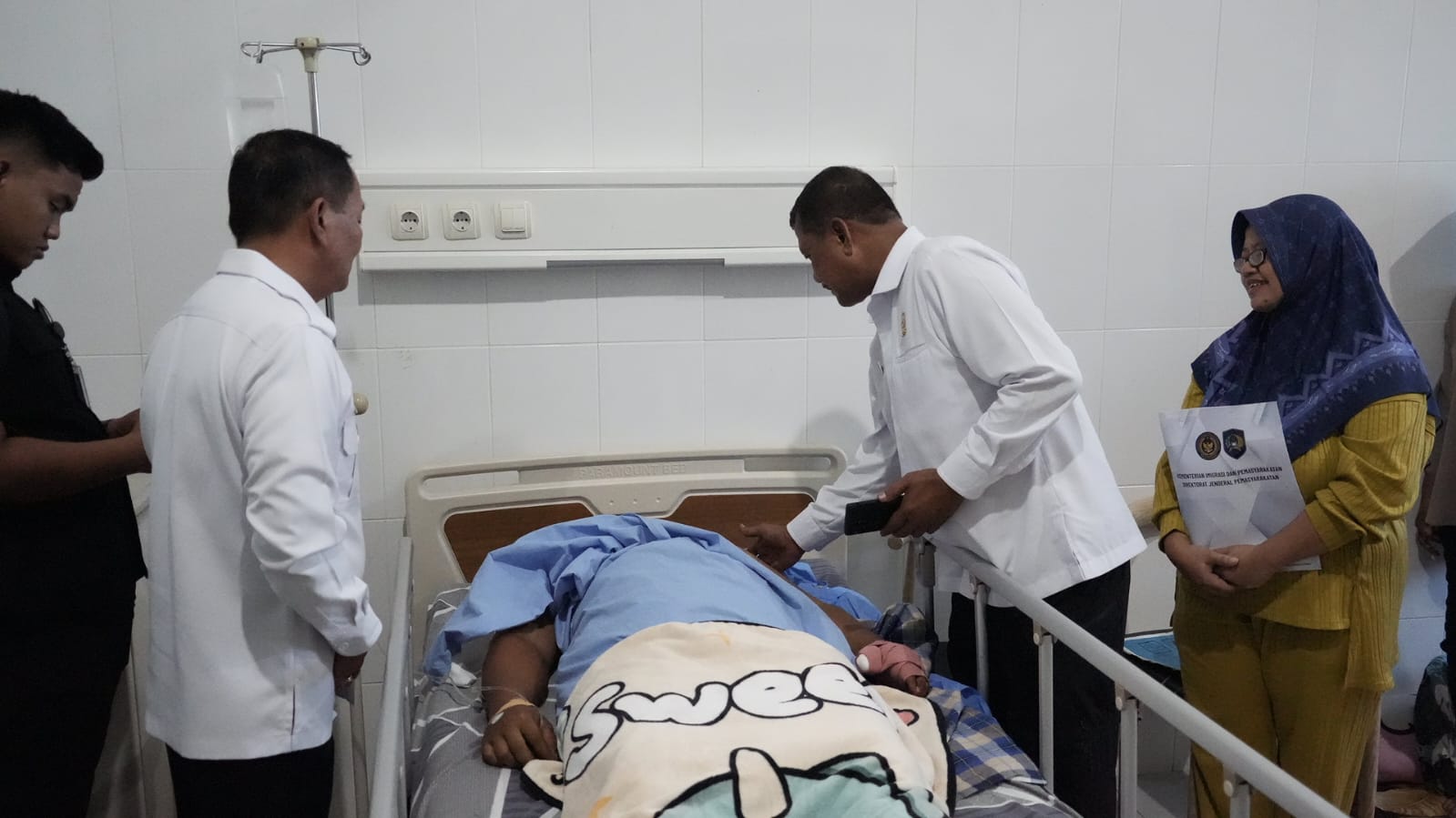 Tiba di Nabire , Dirjenpas Langsung  Sambangi Petugas Lapas Yang  Terluka 