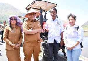 Tingkatkan Produksi Pertanian,Pemkab Samosir Gelar Tanam Padi Bersama dan “Festival Manuan Eme”