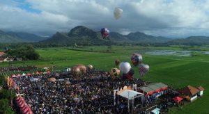 Belasan Ribu Masyarakat Saksikan Bhayangkara Tulungagung Balloon Festival 2025