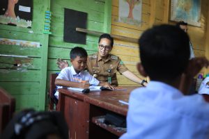 Atap dan Lantai Kayu Mulai Keropos, Rico Waas Beri Perhatian Khusus Untuk Sekolah Dasar di Kampung Nelayan Belawan