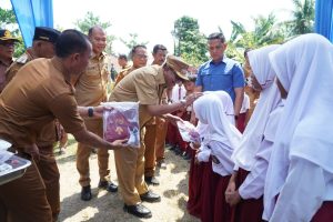 Bupati Langkat Syah Afandin Salurkan 139 Ton Beras dan 180 Seragam Sekolah di Secanggang