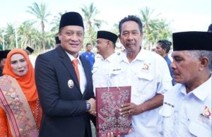 Bupati Berikan Cenderamata ke Wartawan Pejuang Pemekaran Palas