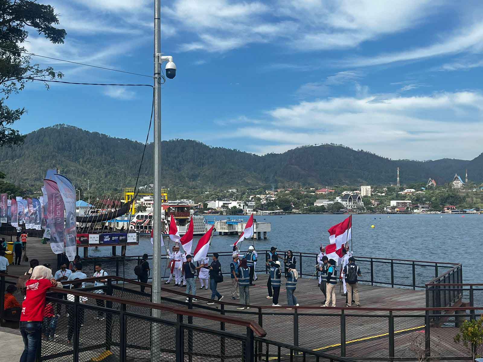 Purna Paskibra Meriahkan HUT ke-80 RI di Tengah Ajang Aquabike World Championship di Toba