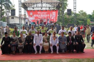 Bupati Toba Beri Penghargaan kepada Siswa Berprestasi, Tenaga Kesehatan, dan Wartawan