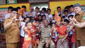 Bupati Langkat Syah Afandin Bagikan 1.020 Seragam di SD Masa Kecilnya, ” Dukung Generasi Emas 2045″