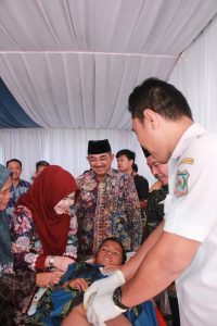 Bupati dan Ketua TP PKK Tinjau Kegiatan Sunatan Massal dalam Rangka HUT RI ke-80 dan Hari Jadi Tanjab Barat ke-60