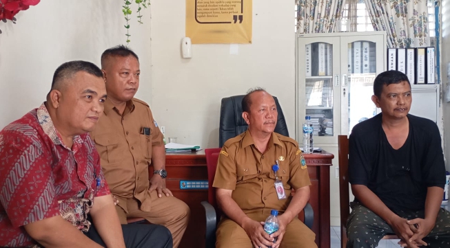‎Orangtua Siswa SMKN 1 Biru-biru Patungan Bangun Podium ‎