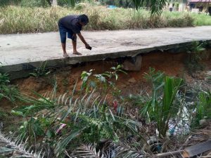 Dinas PUTR Rohil Gerak Cepat Cegah Abarasi di Jalan Astra