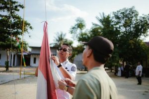 Peduli Wibawa Pelayanan Publik, Wabup Rohil Jhony Charles Turunkan Bendera Lusuh