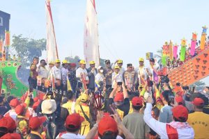 Bupati Rohil Berbaur dengan Masyarakat Tionghoa Dalam Even Bakar Tongkang