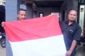 AJT Bagikan Bendera Merah Putih, Bangkitkan Semangat Nasionalisme Warga Tulungagung