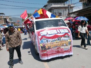 Mobil Hias SMP Negeri 4 Balige Jadi Pusat Perhatian di Defile HUT ke-80 RI