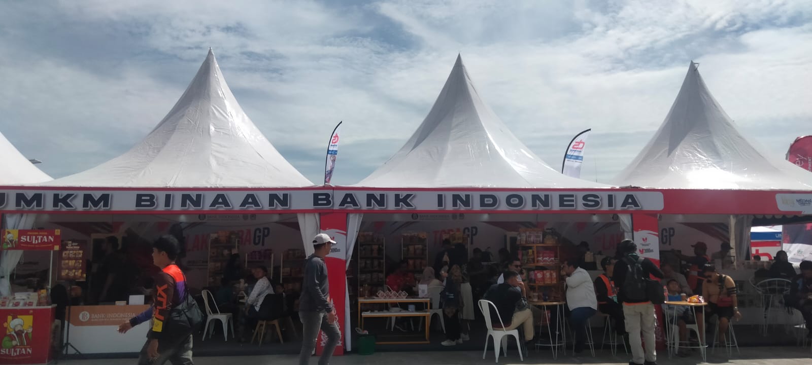 Penonton Ramaikan Tenda UMKM di Event F1H2O World Champhionship International di Toba