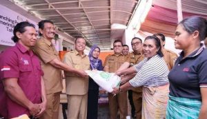 Bupati Karo Serahkan Bantuan Pangan Cadangan Pemerintah untuk Warga di Kecamatan Tiga Panah
