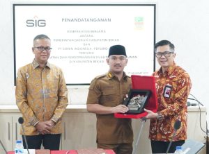Bupati Bekasi Ade Kuswara Kunang, Bekerjasama Dengan PT Semen Indonesia Tbk.