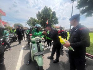 Kebersamaan Brimob dan Ojol di Sumut : Satukan Hati, Tebar Kepedulian