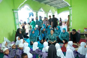 Ketua TP PKK Kab.Langkat Ny. Endang Kurniasih Dampingi Kahiyang Ayu Tinjau Posyandu dan Salurkan Bantuan di Langkat