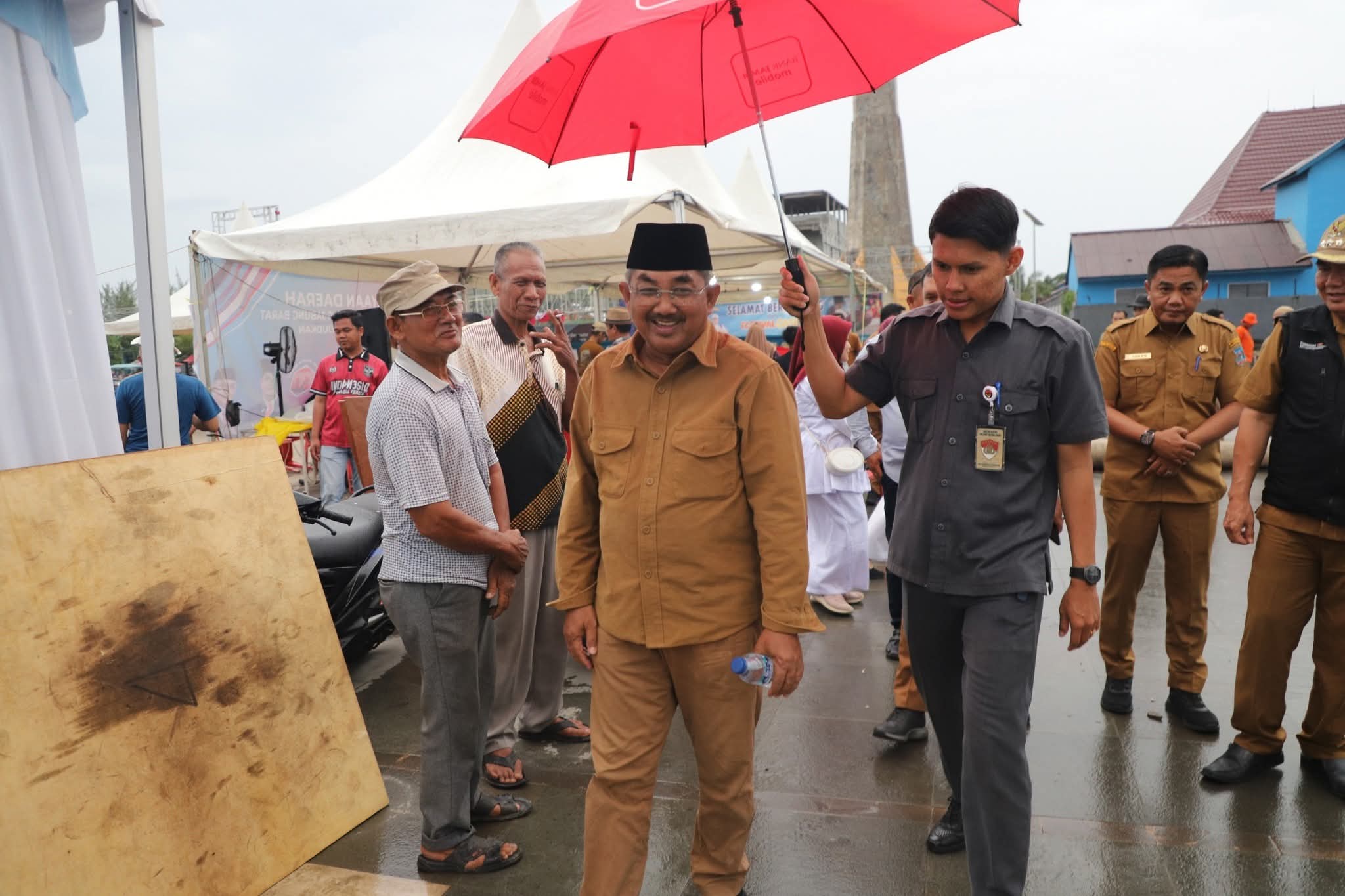 Bupati Tanjab Barat Saksikan Final Permainan Gasing, Ajak Warga Meriahkan HUT RI dan Hari Jadi Daerah